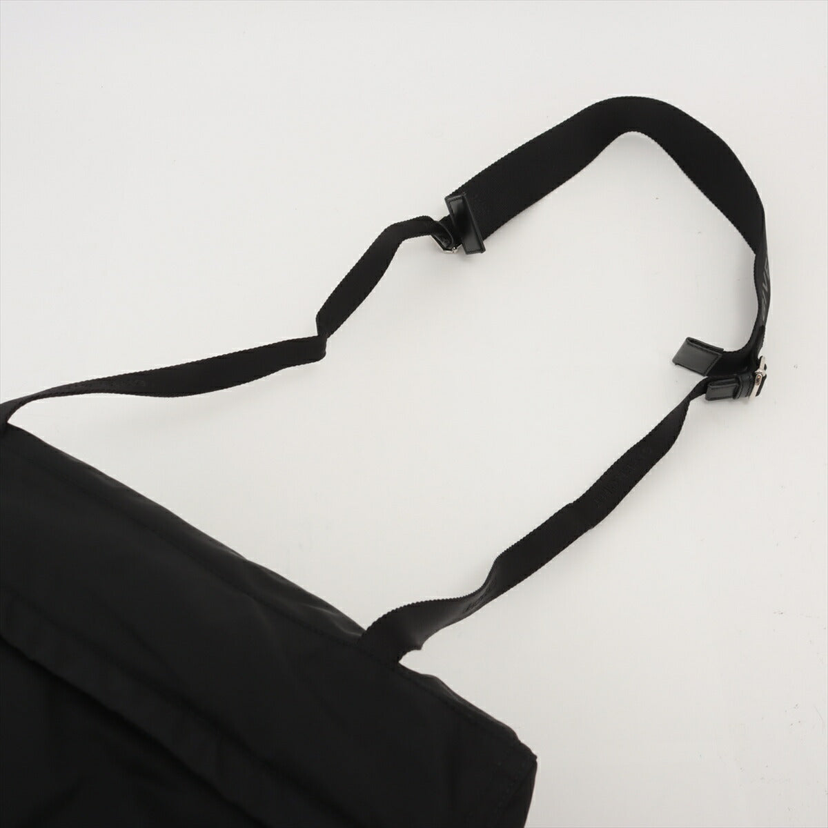 極美品 ジバンシー ナイロン ショルダーバッグ 斜め掛け メッセンジャー ビジネス 通勤 ブラック 黒 A4 メンズ MMM BY50-40